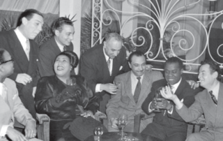 Django Reinhardt, au milieu, Louis Armstrong et Stéphane Grappelli à droite, en 1948.